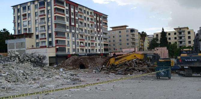 Gaziantep’te Depremde Ağır Hasar Alan Bina Çöktü