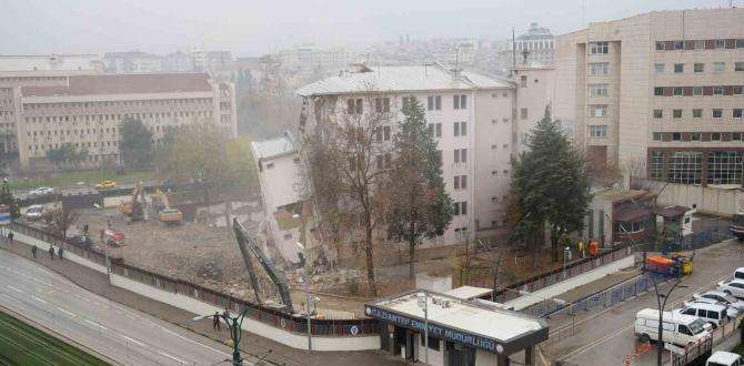 Depremde Ağır Hasar Alan Gaziantep Emniyet Müdürlüğü Binası Yıkım İşlemleri Sürüyor