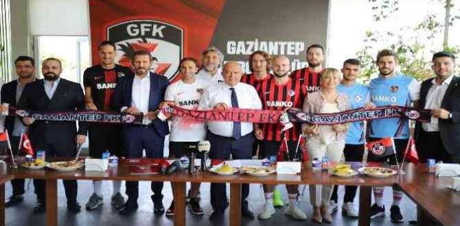 Gaziantep FK yeni transferleri iin imza treni dzenledi