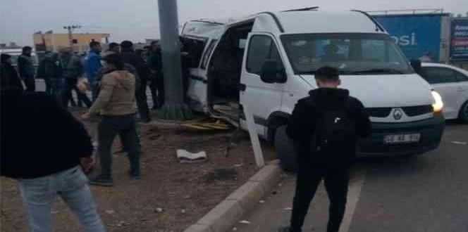Gaziantep’te Öğrenci Minibüsü İle Otomobil Çarpıştı 19 Yaralı