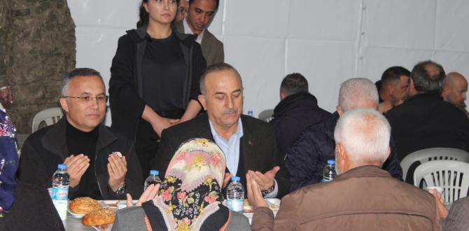 Dışişleri Bakanı Çavuşoğlu iftarını Depremzedelerle Yaptı